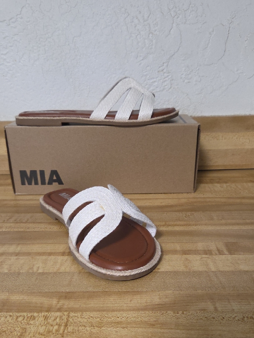 NWT "MIA" Catalinna White Raffia Woman's Sandals Size 7.5M